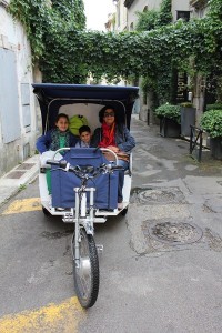 une famille en vélo taco pendant Arelate