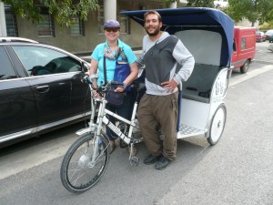 Une cliente sur le vélo-taco 