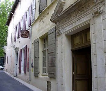 You are currently viewing Hôtel deux étoiles dans centre ancien d’Arles: Hôtel de l’Amphithéâtre