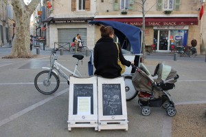 Gare de vélo-taco sur la Place voltaire à Arles.