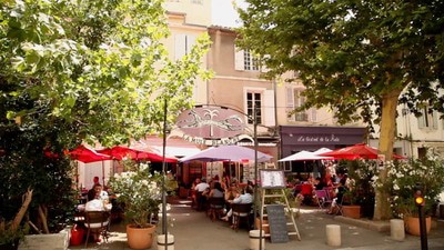 You are currently viewing La Mule Blanche, restaurant proche de l’Espace Van Gogh à Arles.