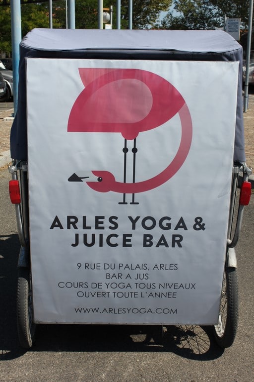 Lire la suite à propos de l’article Nouveauté à Arles: Yoga et bar à jus sur la place du Forum à Arles