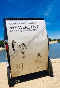 Lire la suite à propos de l’article Nouvelle exposition au musée Réattu: « We were Five » proposée par 5 étudiants de l’institute of design et la revue Aperture