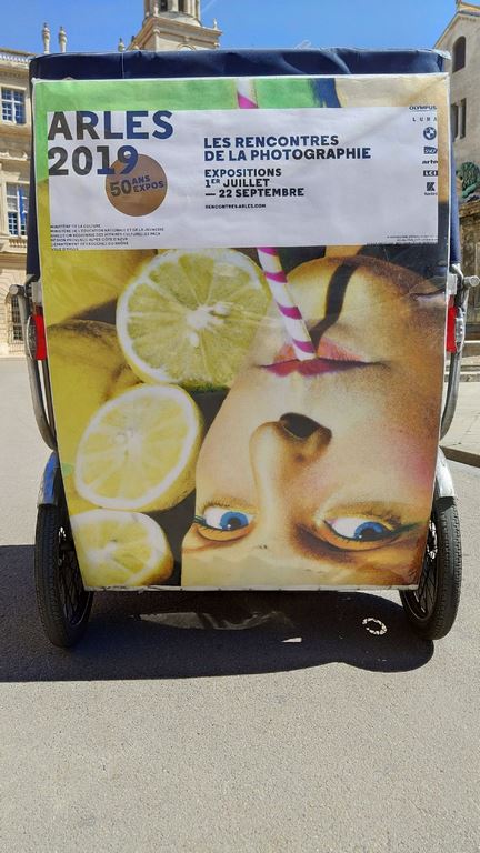 You are currently viewing Rencontres Arles 2019: Déplacez vous dans Arles en vélo taxi avec Taco and Co