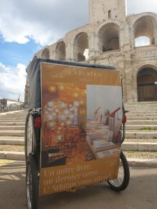 Lire la suite à propos de l’article L’hôtel Arlaten à Arles : Dormir, manger, flâner dans un décor de Jorge Pardo