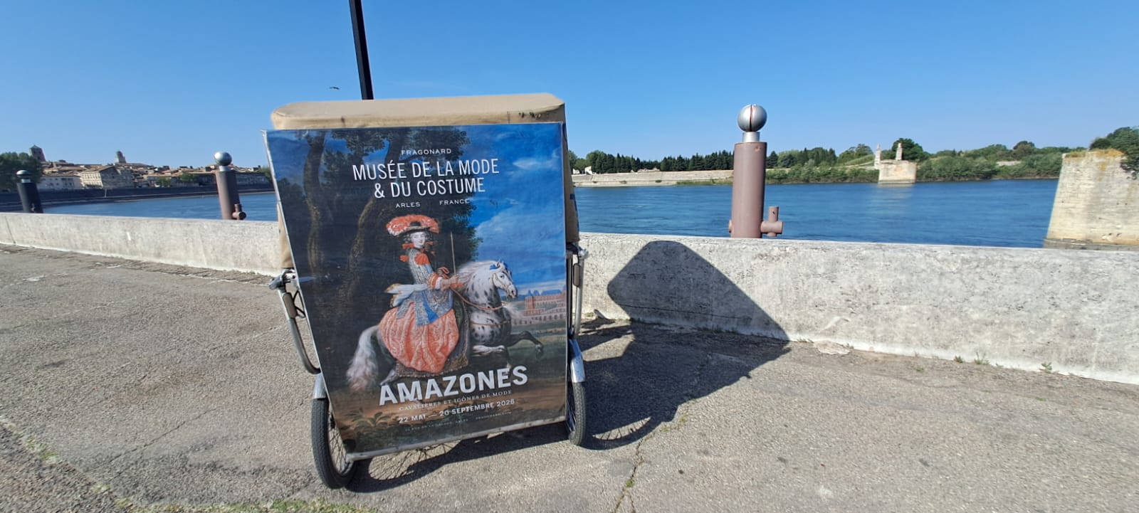 You are currently viewing Le musée de la Mode et du Costume, à Arles, présente sa nouvelle exposition « Amazones ! Cavalières et icônes de mode »